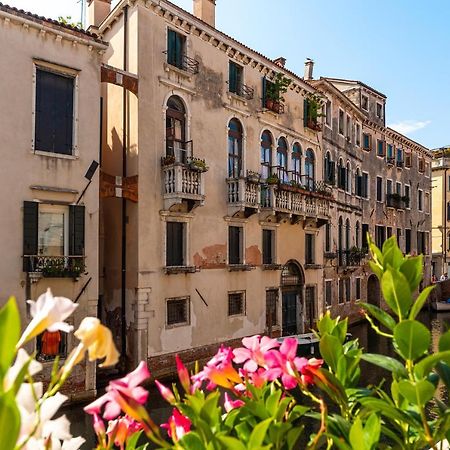 Ln Luxe Apartment Venice Canal View Exterior photo